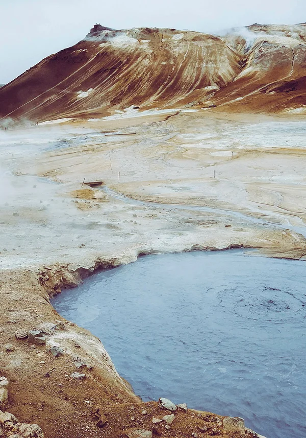 Kosmiczny krajobraz - plakat z jeziorem w pustynnej scenerii